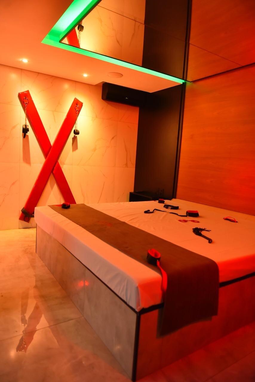 Suite tematica do Motel Preto e Branco com iluminacao cenica