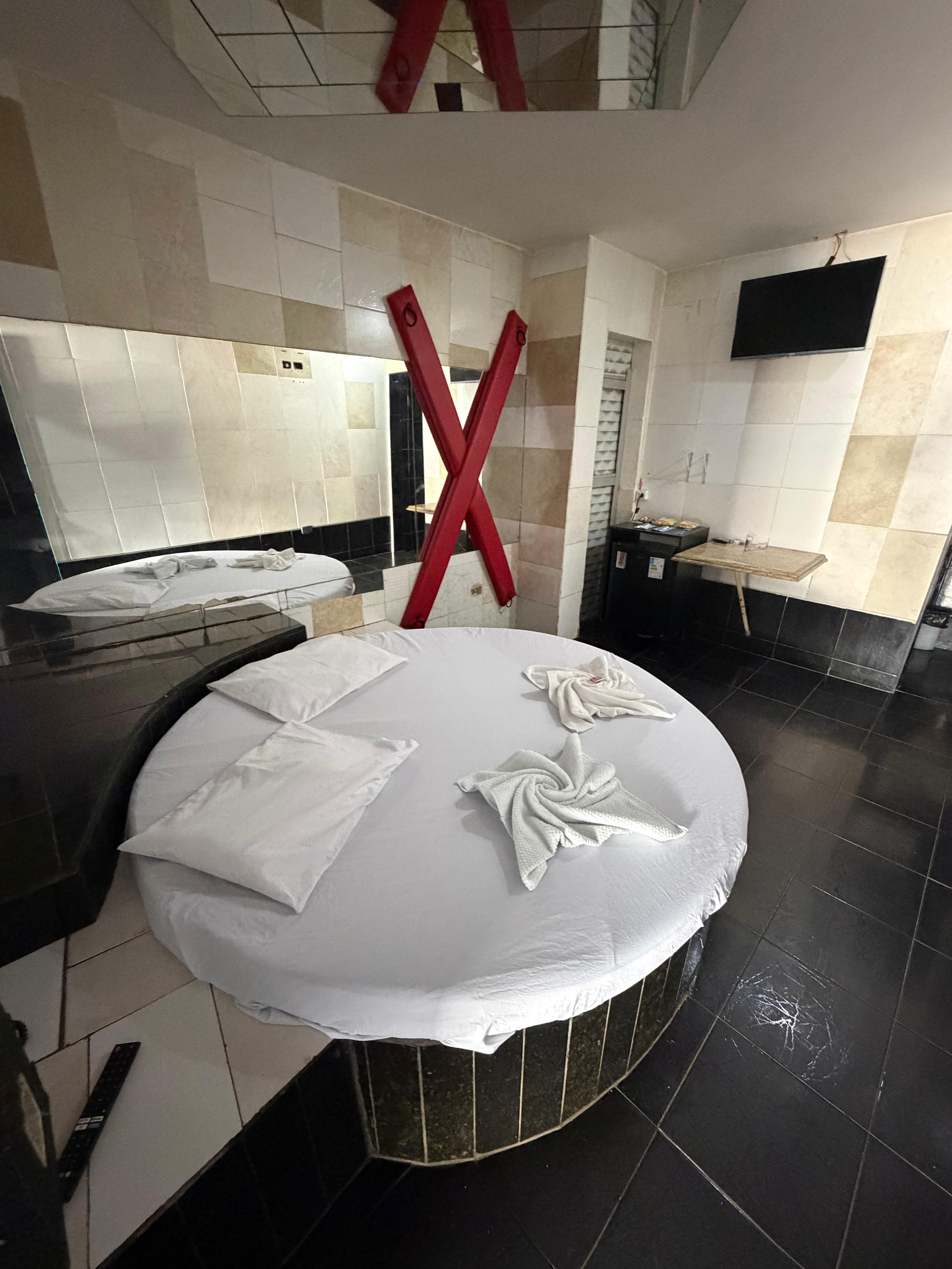 Suite Comum - Motel Preto e Branco